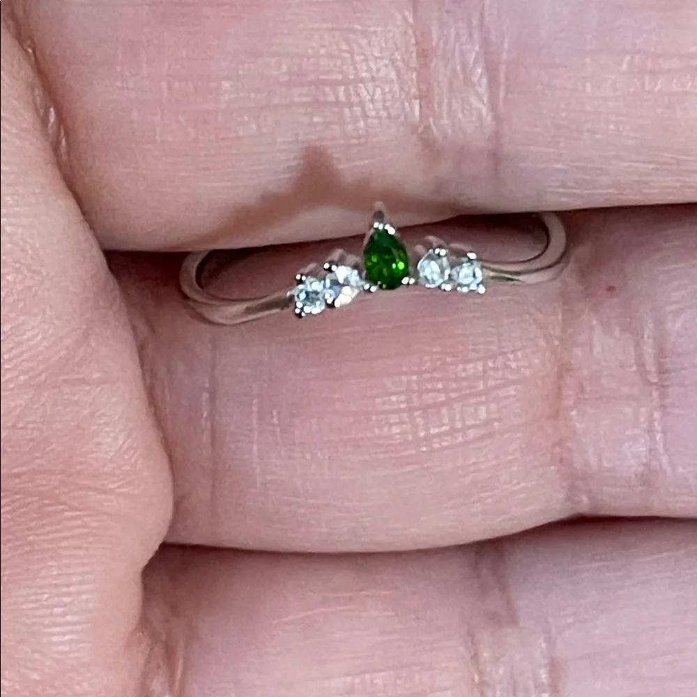 NWT Dainty Elegant 925 Silver and Tsavorite Gemstone Ring with CZ Accents Size 7